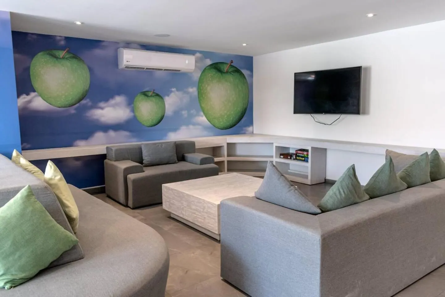 Luxury Condo, 150Mb, 2 Bedroom, Cine, Gym, Pool Playa del Carmen Mexico