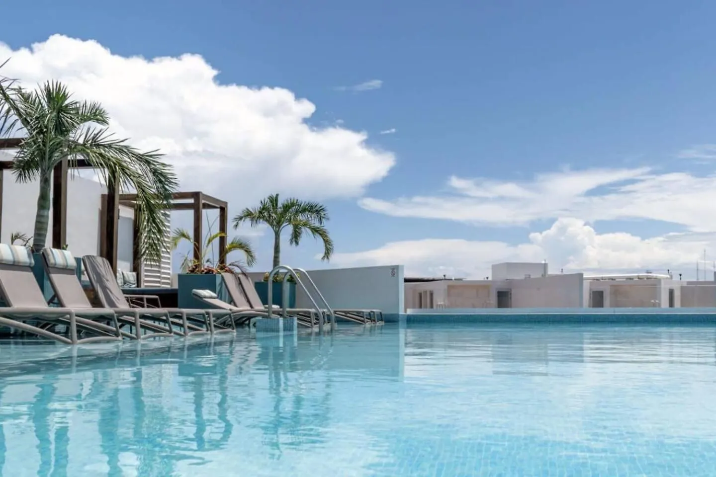 Luxury Condo, 150Mb, 2 Bedroom, Cine, Gym, Pool Playa del Carmen